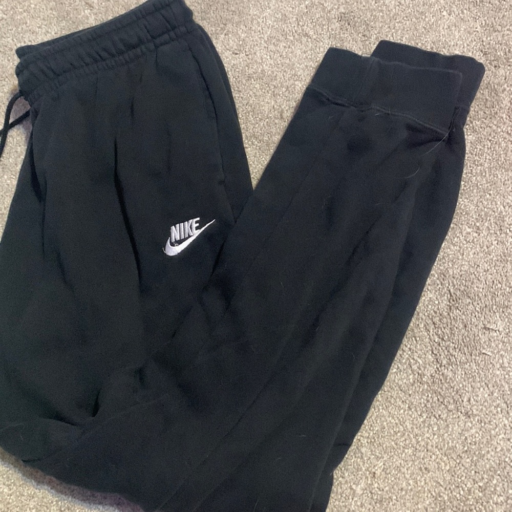 Cute and comfy Nike sweat pants in black.